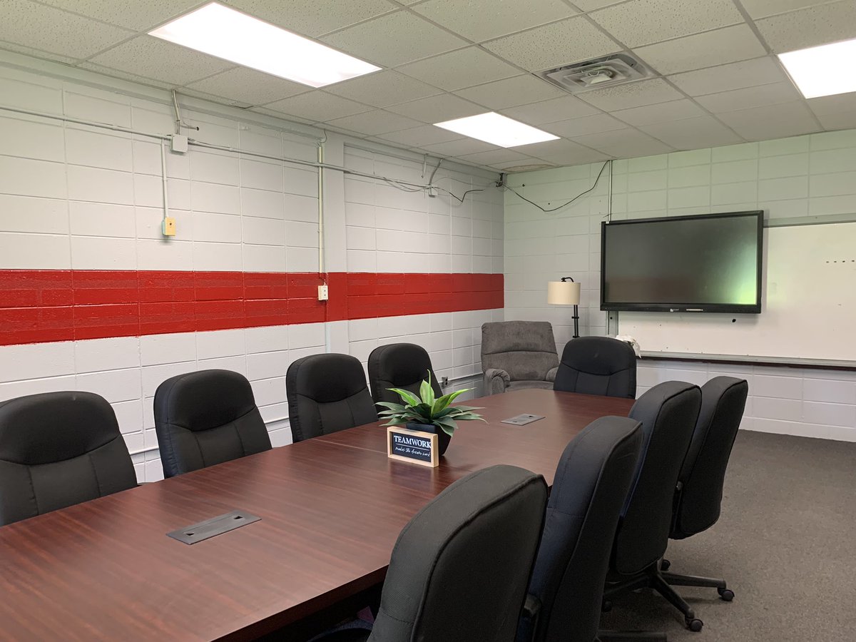 EdShacora's tweet image. Teamwork makes the dream work! @TrojanNation11 conference room is ready for the 2022-2023 school year! #PLCs #Parentmeetings #Datachats