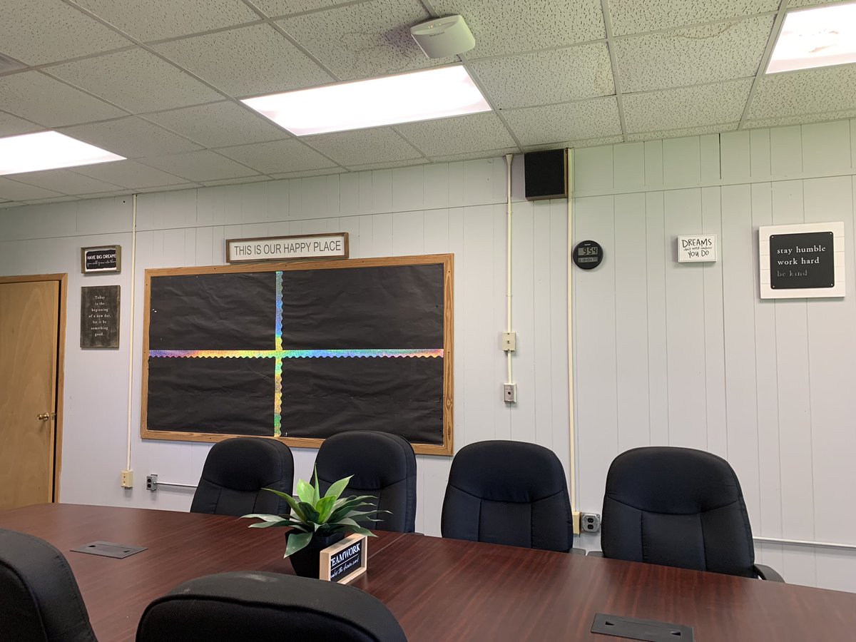 EdShacora's tweet image. Teamwork makes the dream work! @TrojanNation11 conference room is ready for the 2022-2023 school year! #PLCs #Parentmeetings #Datachats