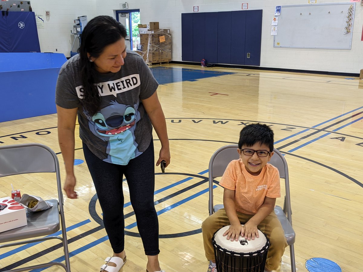 BGJudyAACPS's tweet photo. Families worked together to create music. Las familias trabajaron juntas para crear música. @_CreativeNomads @MDEngageEarly @BGJudyAACPS https://t.co/hZcYTSAwPn