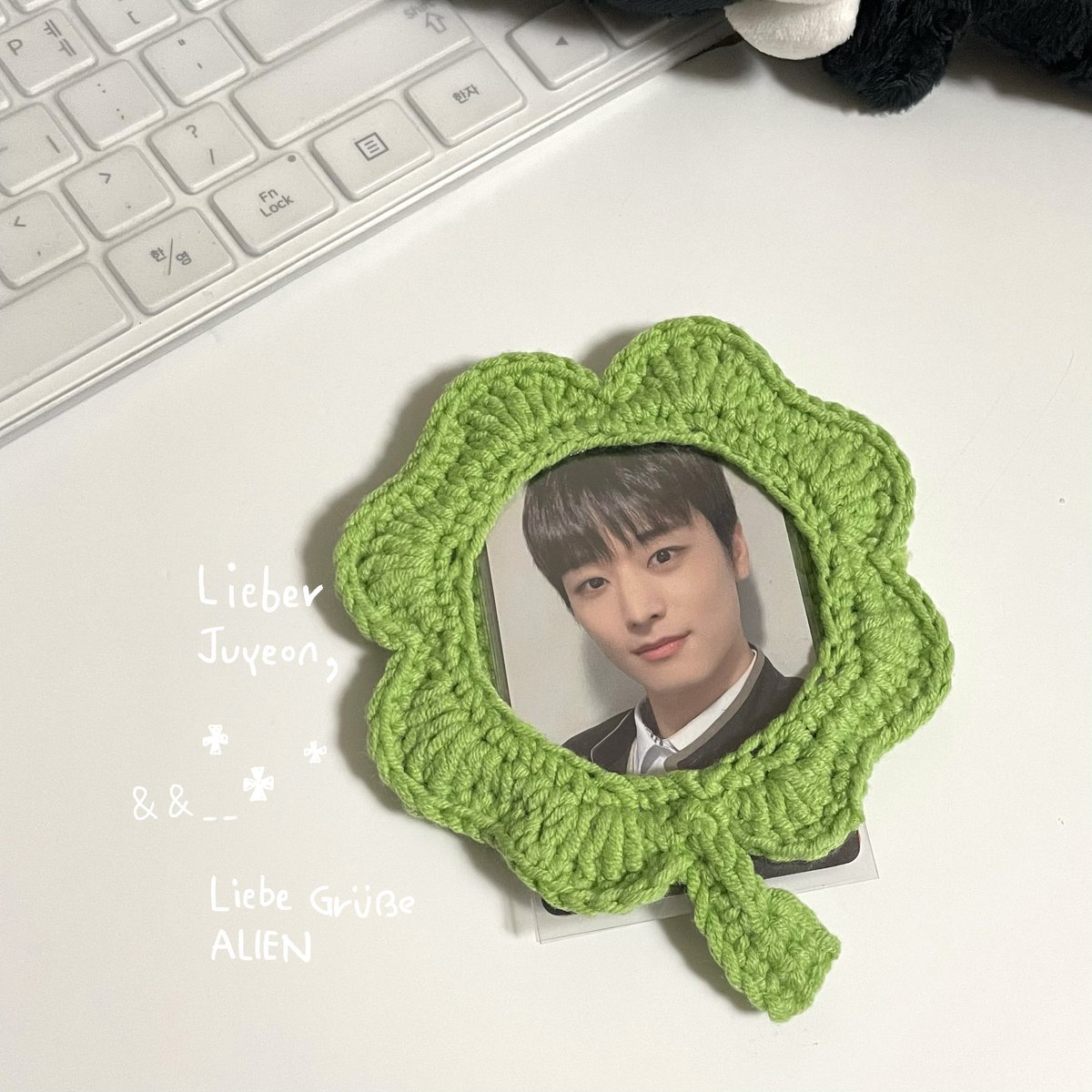 atozmake's tweet photo. ✳️행운을 가져다주는 네잎클로버 포카홀더! 

Lieber
Juyeon,

&amp;&amp;__*🍀*

Liebe Grüße
Alien https://t.co/eKl8zy4bj0