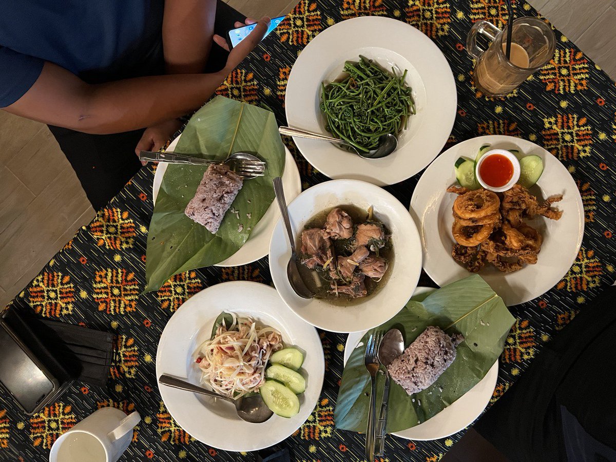mistaaimanvevo's tweet photo. Dinner di Lepau. All time feveret: umai ikan, midin &amp; manuk pansoh. #lepau #kuching #sarawak #malaysia #jalanjalancarimakan #cuticutimalaysia https://t.co/0xgBb2G4K9
