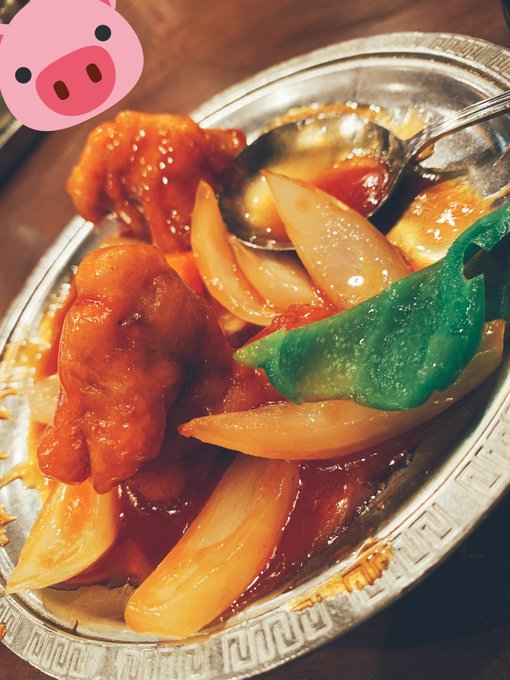 これは今まで食べた中で1番美味しかった酢豚
食べてる途中で撮ったからサイズ感が伝わらないけど
ゲンコツくらいのサイズの肉片が乗っててそれを食べたあと…
豚が一旦揚げてあってカリカリ 