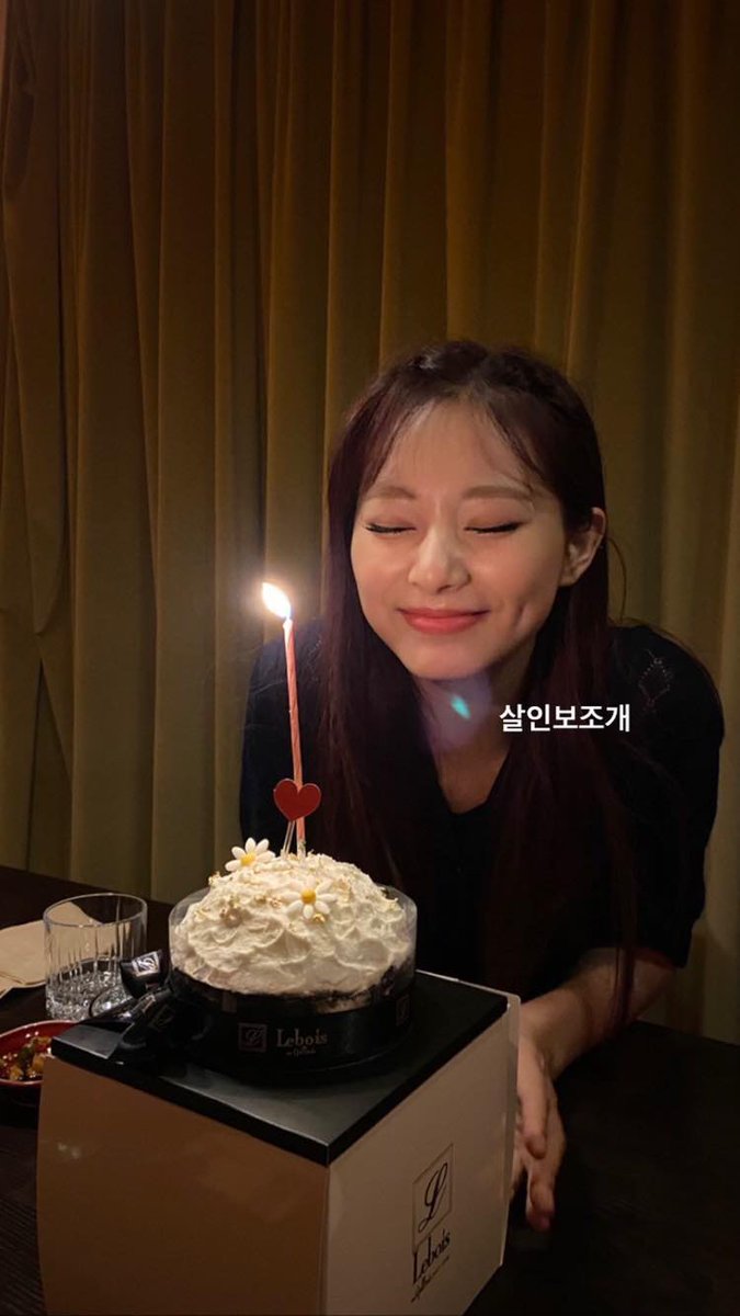 ChainLois's tweet photo. happy birthday #Tzuyu https://t.co/QldVLhz3AK https://t.co/dBOAIFpO5j