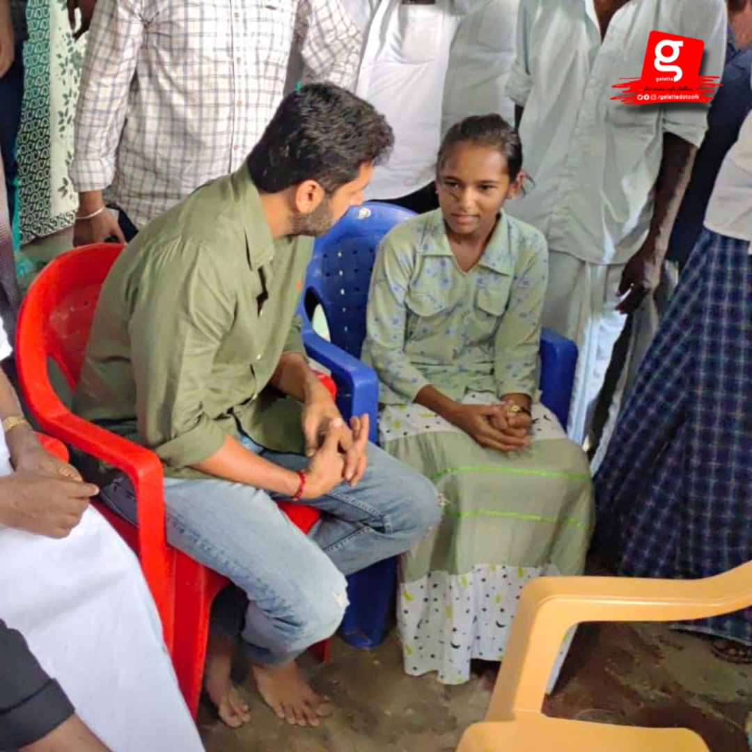 galattadotcom's tweet photo. #JayamRavi met the family members of his departed fan &amp; has mentioned that he would take care of the educational fees of his siblings. 

@actor_jayamravi #Ravi https://t.co/XKLNMMZx9l