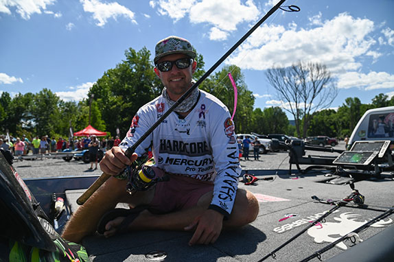BassFanNews's tweet photo. A morning dawn-colored worm fished on a dropshot rig was a key piece of Ryan Salzman's arsenal at the Watts Bar Lake BPT Tournament. Enjoy the winning strategy broken down at https://t.co/k4fQrFqT6F. ๐ท Garrick Dixon #MLFBassProTour @MajorLeagueFish #WinningPattern #BassFishing https://t.co/MLN4gu5lcL