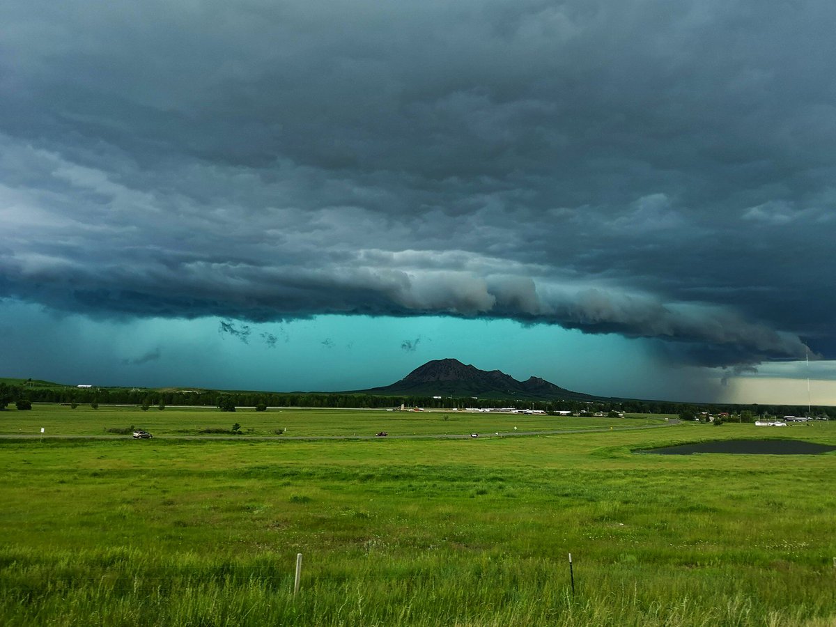 The 2023 tours are starting to fill up. Just one place left on tour 2 and two places left on tour 3.  Move quickly to reserve your space so you can witness things like this hailer from yesterday. #StormChasing #Supercell weatherholidays.com/stormchase-usa…