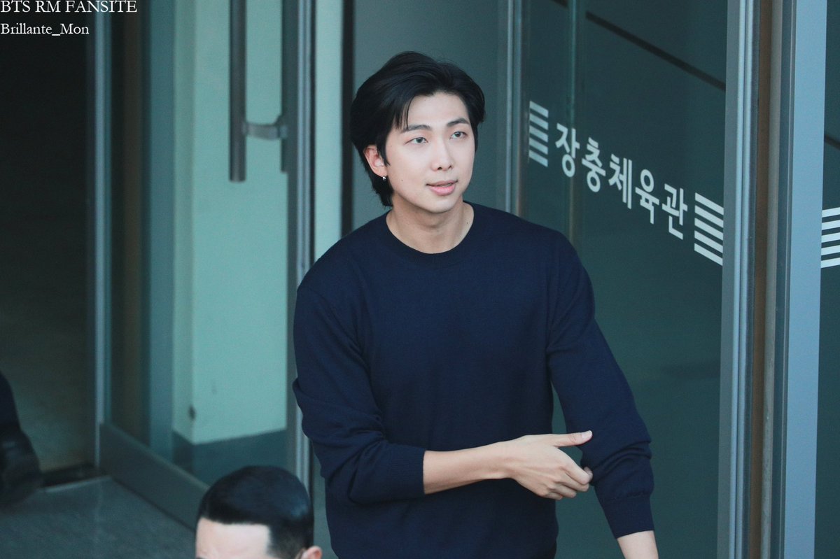 Brillante_Mon's tweet photo. 220613 엠카 퇴근

소매 올리는게 좋드라구요☺️🫶🏻
#방탄소년단  #BTS  #알엠 #RM #김남준 @BTS_twt https://t.co/zP089jIEMF
