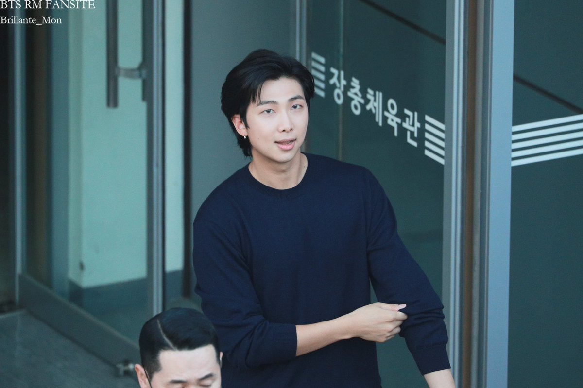 Brillante_Mon's tweet photo. 220613 엠카 퇴근

소매 올리는게 좋드라구요☺️🫶🏻
#방탄소년단  #BTS  #알엠 #RM #김남준 @BTS_twt https://t.co/zP089jIEMF