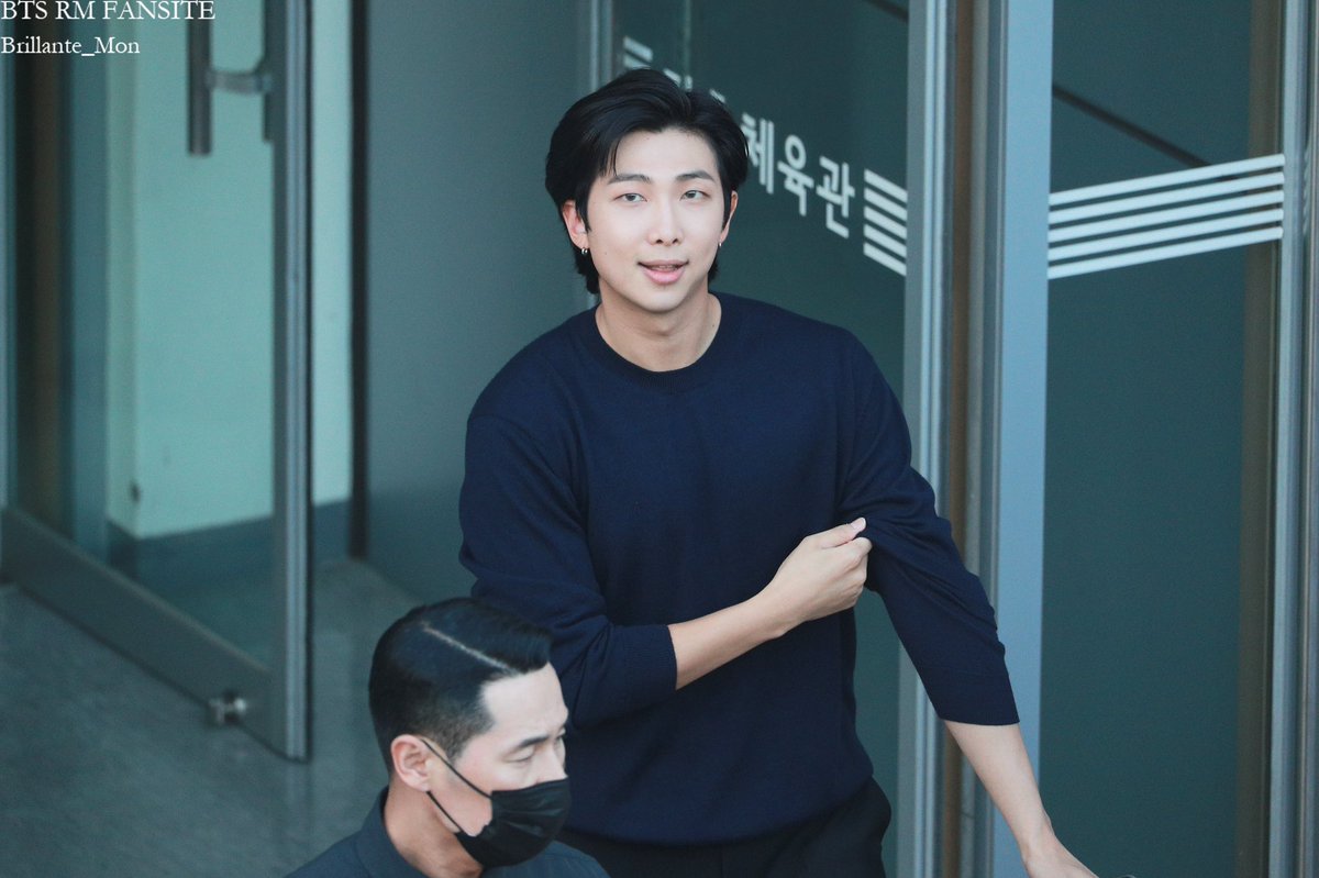 Brillante_Mon's tweet photo. 220613 엠카 퇴근

소매 올리는게 좋드라구요☺️🫶🏻
#방탄소년단  #BTS  #알엠 #RM #김남준 @BTS_twt https://t.co/zP089jIEMF
