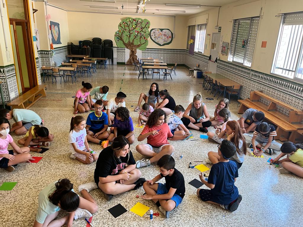 CEIP_JMVilla's tweet photo. Acabando el curso...tutores y tutorizados "juntan sus manos" con mensajes positivos y cualidades que todos tienen..."contamos contigo" Enhorabuena al Equipo TEI del cole, profe Emilio y seño @Gonzalez82Pili  @MalagaTei @Malagaconvive https://t.co/mBKibUACSi