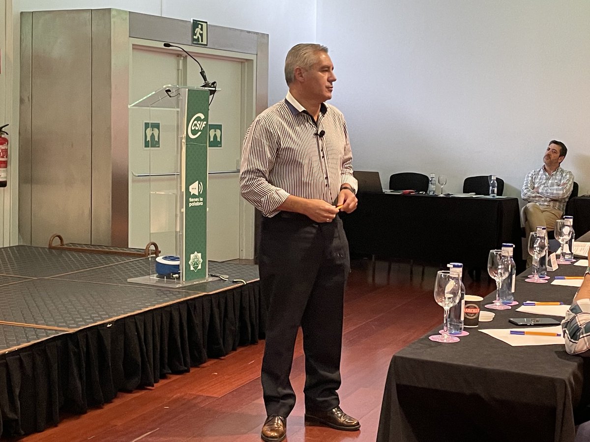 CSIFnacional's tweet photo. José Ramón Villalibre Fernández, presidente de la Unión Provincial de #CSIF en A Coruña nos instruye sobre representación sindical, el preaviso, la mesa electoral, electores y elegibles. https://t.co/ro6SYumboq