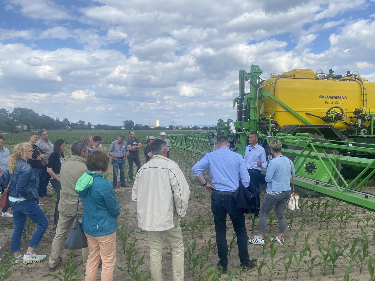 DietrichHoller's tweet photo. Liebe Bewohner  (w/m/d) #LändlicherRäume, wenn Sie dieses Fahrzeug sehen, hat jemand aus der #Landwirtschaft rund 300 K € investiert, um #Pflanzenschutz punktgenau dank  #Sensoren auszubringen. #Lebensmittelsicherheit #Versorgung https://t.co/gjaF5boiQV