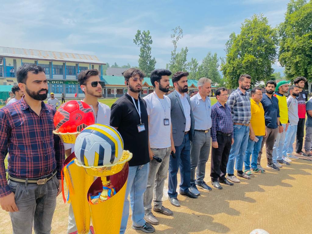 NorthernComd_IA's tweet photo. #NorthernSoccerCup in honour of Col Ashutosh Sharma, SM** being organised at #Handwara by #Youth Civil Society. Total 32 teams from #NorthKashmir will rub shoulders on knockout basis.

#KheloIndia 
#FitIndia 
@adgpi 
@DefenceMinIndia 
@YASMinistry
@IndiaSports
@ChinarcorpsIA https://t.co/B3EPbIZPrs