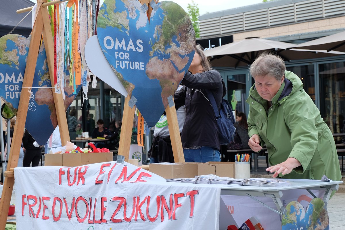 Die Vorbereitungen der Eröffnung der diesjährigen #Klimabuchmesse laufen auf Hochtouren. Um 18 Uhr im Audimax der Uni Leipzig geht's los. Für alle, die nicht vor Ort dabei sein können, hier der Livestream: youtu.be/VRtZMOsFWDM