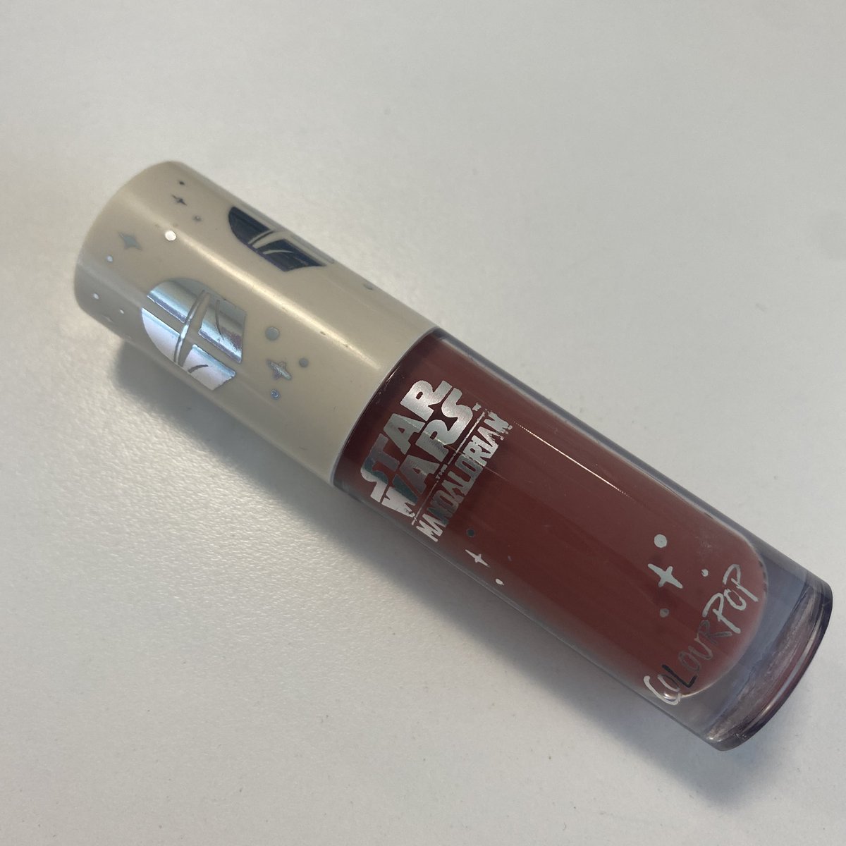 folkloresaber's tweet photo. waiting for someone to compliment my lip gloss so i can say “thanks it’s din djarin” https://t.co/cd1UKSE5Mu