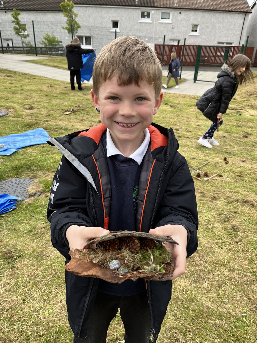 MrsCMuirCPS's tweet photo. Primary 2 were also busy creating their own art from a range of natural loose parts. Can you spot 😁🐱🐶🦉🍔? @carmondean_ps @CarmondeanEco https://t.co/TRtSQdLrQH