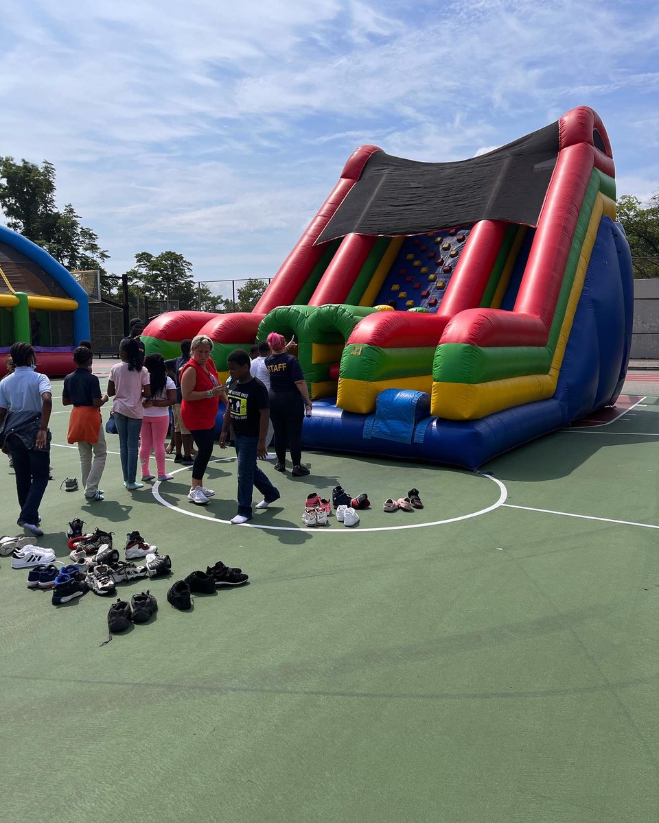 PS121x's tweet photo. Thank you New York Edge for putting together this wonderful carnival for the students at PS 121. They had a blast! #carnival #nycschools #nycdoe https://t.co/jZCDQhvNdE