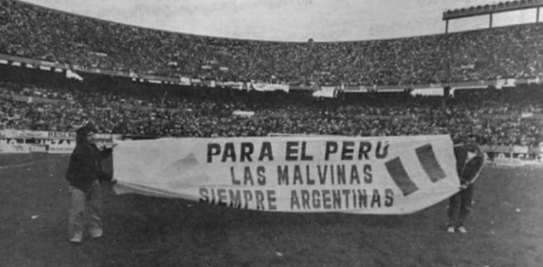 Agaromba's tweet photo. Esta tarde, a muerte con Perú, porque son hermanos latinoamericanos y porque no hay olvidó. Querido tigre Gareca, hoy te convertís en San Martín. https://t.co/YyHejJ2ow9