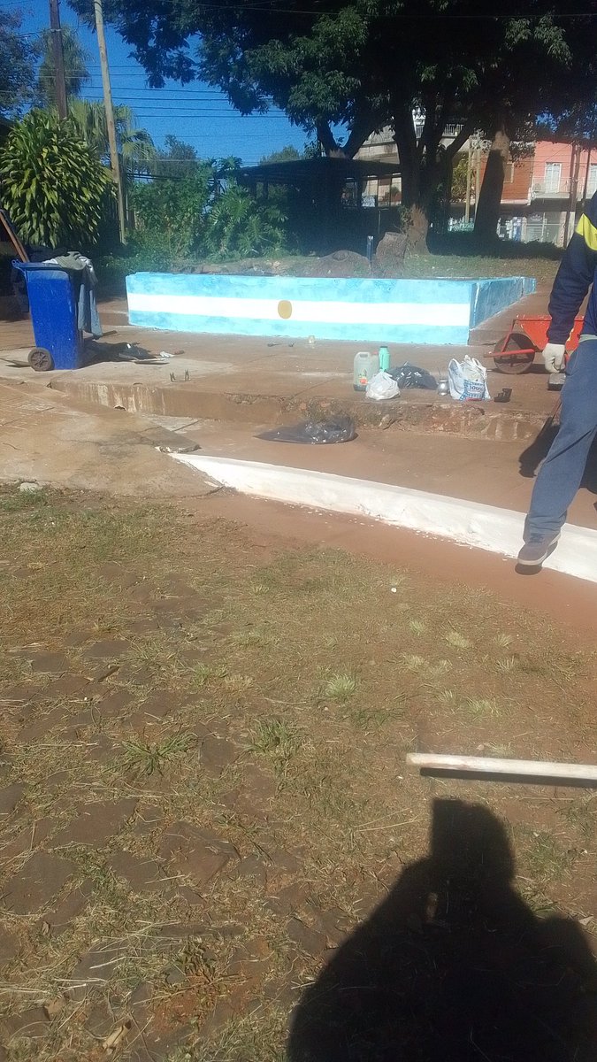 LauraLe08117108's tweet photo. Bendecido lunes ;en conjunto realizando mantenimiento y embellecimiento de los espacios en común 
#BARRIODEPIE 
#CUADRILLA138 https://t.co/gaHI9S9LyM