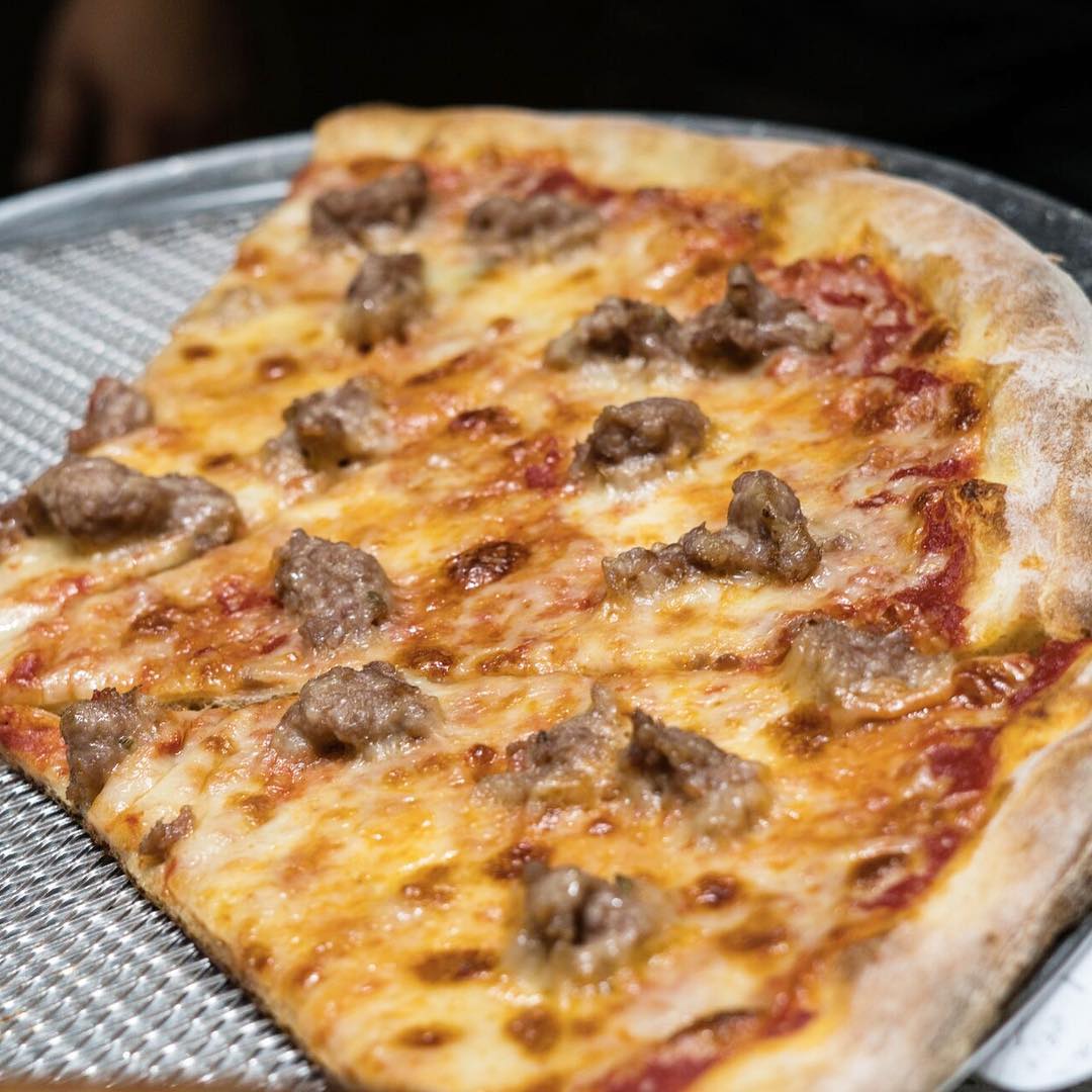 No matter how you slice it, every day is better with pizza. 😋🍕
.
.
Order on Slice: 1l.ink/4DK2BGC
.
#fresh #pizza #grabaslice #tomatobasil #slice #square #madeinnewyorkpizza #NYEats #PizzaTime #NYPizza