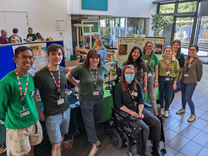 A great photo of the <a href="/SWBio_DTP/">SWBio DTP</a> student team <a href="/FestofNature/">Festival of Nature</a> 📸

You can read more via our student blogs:

🌱Plant protectors - how scientists save our crops buff.ly/3MAaT71

🌾Plants get sick - scientists act as plant doctors
buff.ly/396UOIn