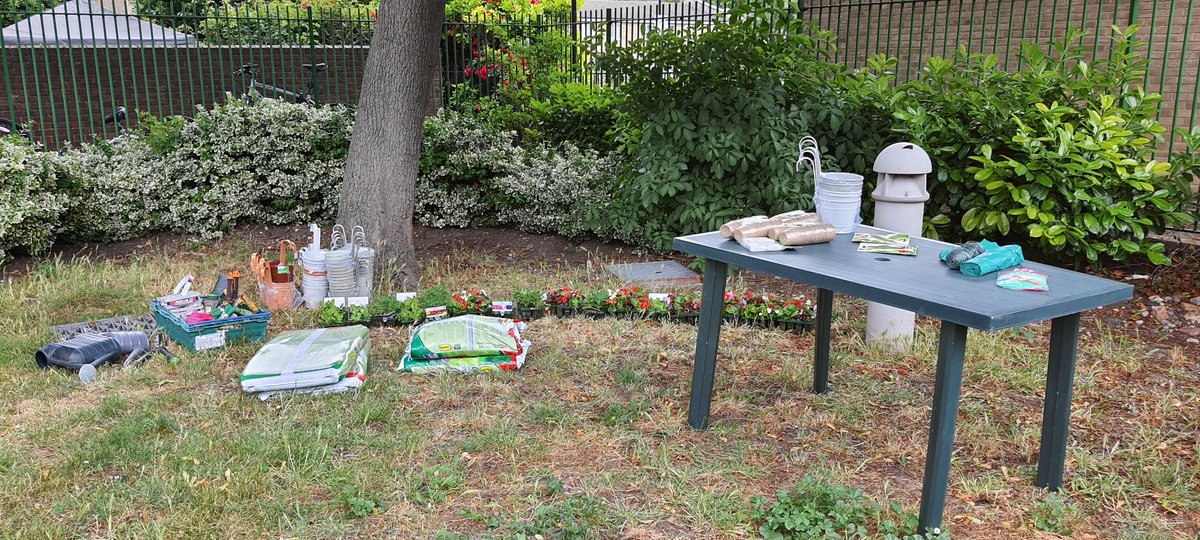 Everyone worked so well together, lots of planting and painting!! 👏🏆🌻🌺🌷
"Before" and "after" 😆