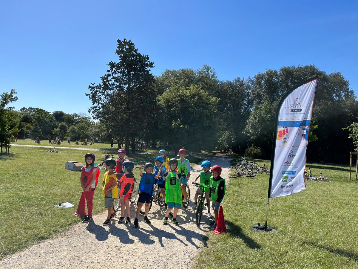 usep17's tweet photo. Journée vélo #SRAV au parc Franck Delmas pour 75 élèves du CP au CE2 de l’école La Genette #larochelle. 4 ateliers : Run and Bike, maniabilité, mécanique et jeux à vélo #sportscolaire 
@DSDEN17 @departement17 @cpdeps17 @usepnationale @UFOLEP @weblaligue @Casden_BP @groupe_mgen https://t.co/4H1LY4owa8