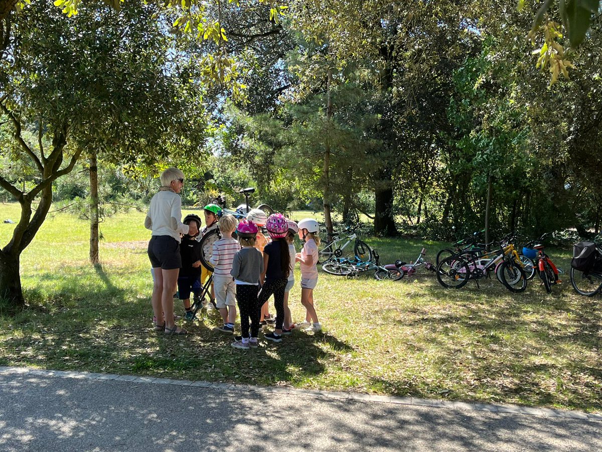 usep17's tweet photo. Journée vélo #SRAV au parc Franck Delmas pour 75 élèves du CP au CE2 de l’école La Genette #larochelle. 4 ateliers : Run and Bike, maniabilité, mécanique et jeux à vélo #sportscolaire 
@DSDEN17 @departement17 @cpdeps17 @usepnationale @UFOLEP @weblaligue @Casden_BP @groupe_mgen https://t.co/4H1LY4owa8