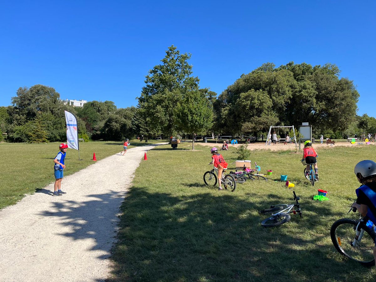 usep17's tweet photo. Journée vélo #SRAV au parc Franck Delmas pour 75 élèves du CP au CE2 de l’école La Genette #larochelle. 4 ateliers : Run and Bike, maniabilité, mécanique et jeux à vélo #sportscolaire 
@DSDEN17 @departement17 @cpdeps17 @usepnationale @UFOLEP @weblaligue @Casden_BP @groupe_mgen https://t.co/4H1LY4owa8