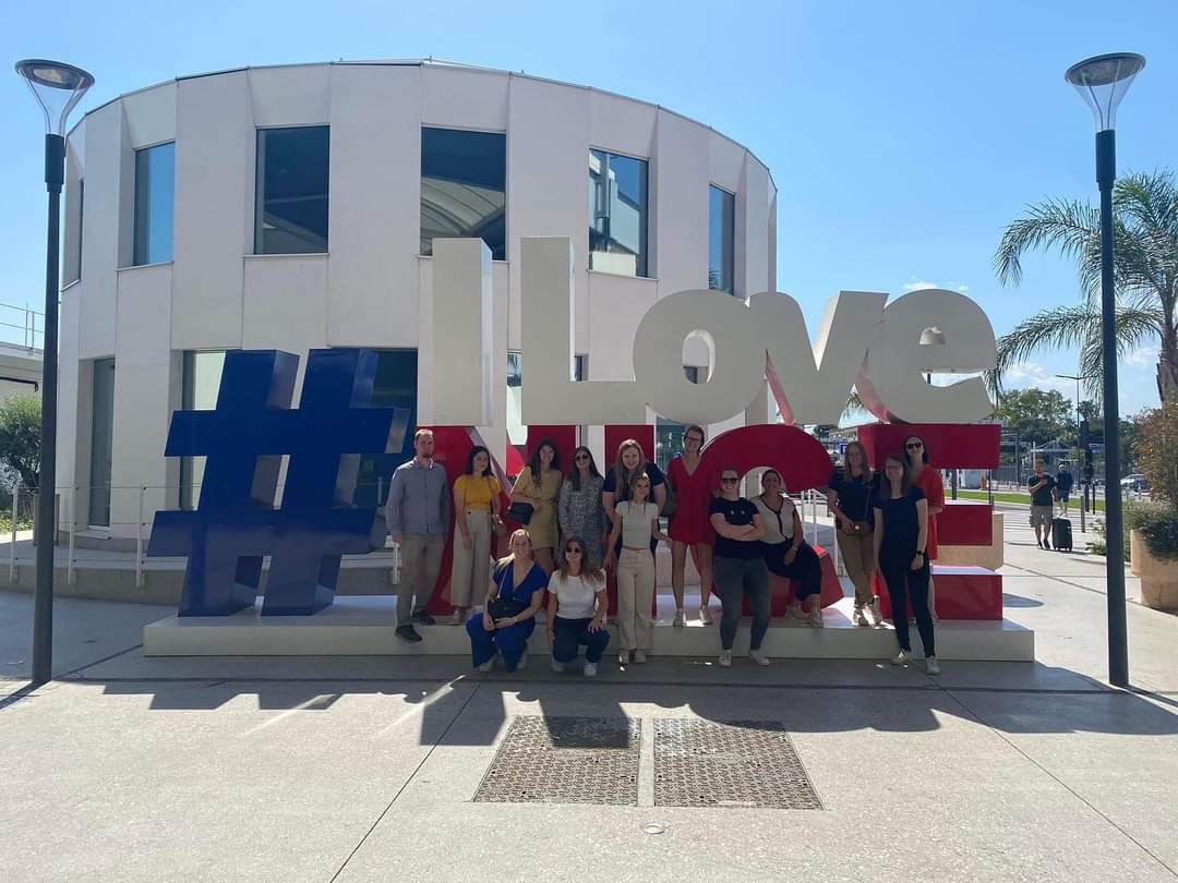 Office_Howest's tweet photo. De laatstejaarsstudenten Organisatie &amp; Management beginnen aan de kers op de taart van hun opleiding: een schitterende reis in Nice! ✈️🌴 #voyagevoyage https://t.co/90DrT5yX1E