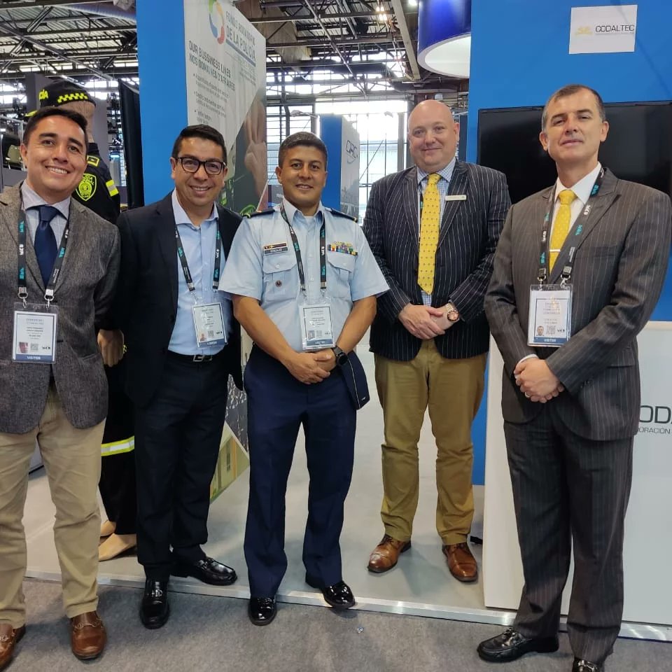 Codaltec's tweet photo. #Codaltec realiza acercamientos para desarrollo conjunto tecnología cámaras corporales #EUROSATORY2022 Steve Wood CEO Digital Barriers, Juan Carlos Ríos VP Comercial Deysi Piedrahita directora comercial #Coinsa Hugo Ardila Director defensa y seguridad Nacional #GSEDesColombia https://t.co/yG3wTQaHlH