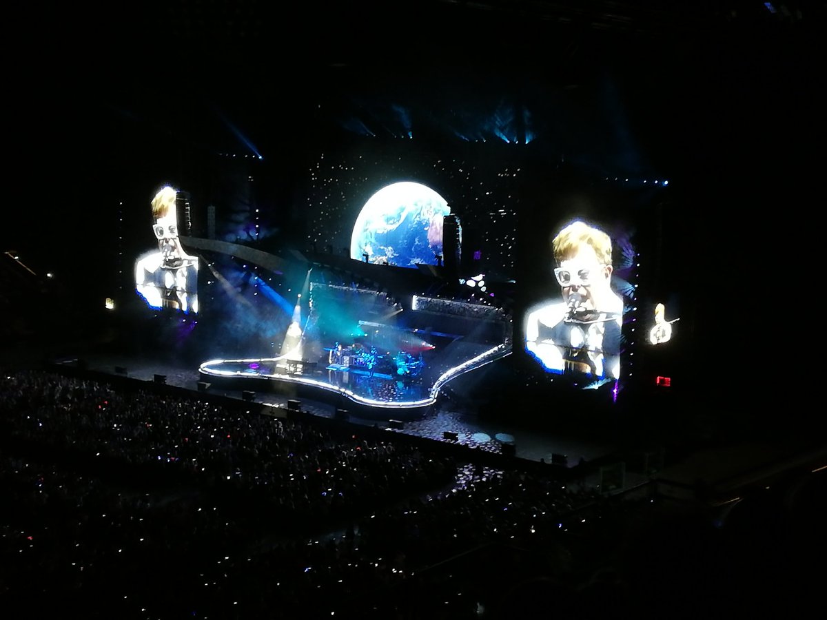 Cube_0112's tweet photo. Quelques photos pas ouf du concert extraordinaire d'Elton John hier soir ❤️ https://t.co/lrBCX3YT0X