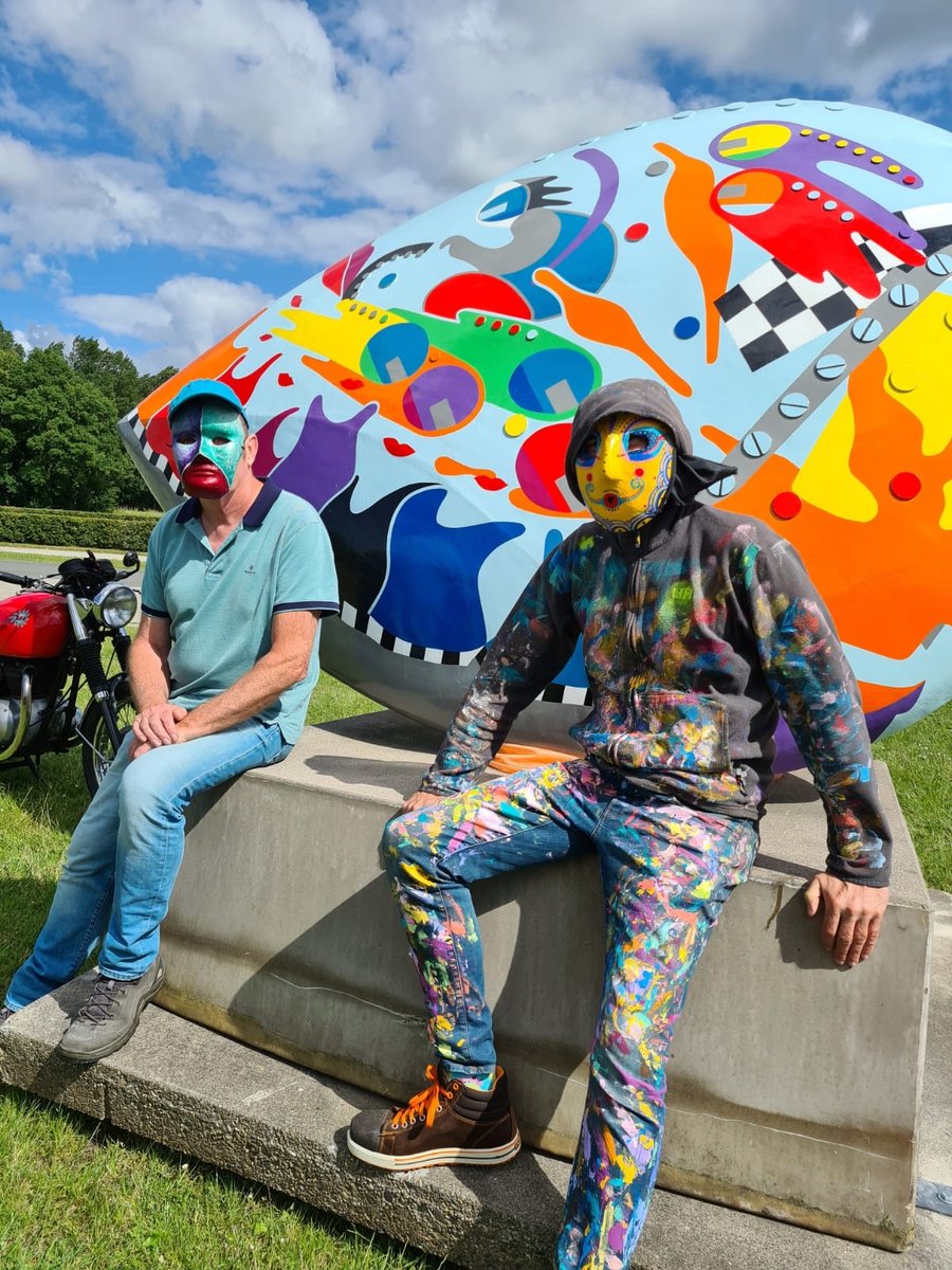 Het kleurrijke TT-kunstwerk dat sinds 2016 in Assen staat, heeft een nieuwe plek gekregen aan het Jack Middelburgplein bij het  <a href="/ttcircuitassen/">TT Circuit Assen</a> . Circuitdirecteur Peter Oosterbaan en wethouder <a href="/bobbergsma/">Bob Bergsma</a> hebben vanmiddag het beeld gezamenlijk onthuld. 👉 bit.ly/3MMpfkI