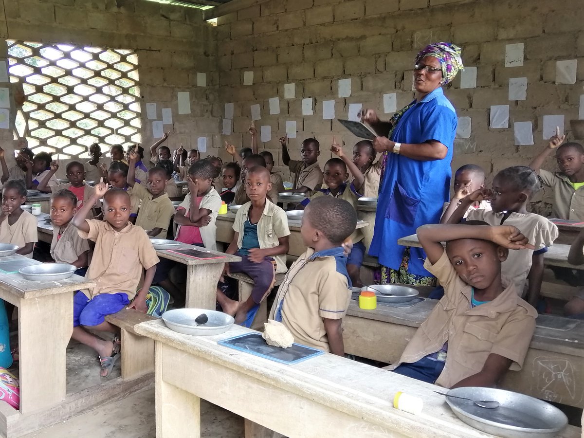 PamCongo's tweet photo. Du gari dans les cantines scolaires❓ @WFP_FR au 🇨🇬 y travaille dans le cadre du projet #ProManioc 🇪🇺
Le PAM sensibilise les cantinières du Pool à l'utilisation du gari. Cuisiné en beignet ou bouillie, ce produit a été goûté et approuvé par les écoliers de Mindouli ! https://t.co/JDzftpZP1c
