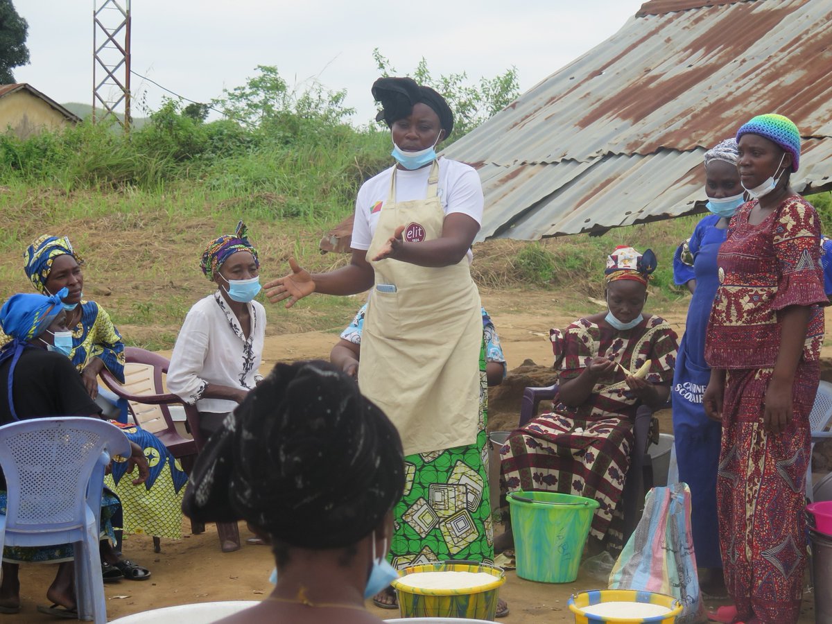 PamCongo's tweet photo. Du gari dans les cantines scolaires❓ @WFP_FR au 🇨🇬 y travaille dans le cadre du projet #ProManioc 🇪🇺
Le PAM sensibilise les cantinières du Pool à l'utilisation du gari. Cuisiné en beignet ou bouillie, ce produit a été goûté et approuvé par les écoliers de Mindouli ! https://t.co/JDzftpZP1c