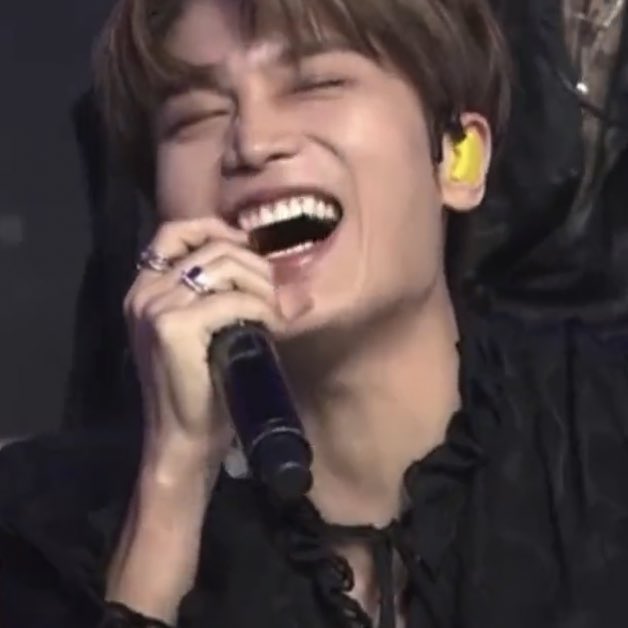 soloisttaeil's tweet photo. happy birthday to our little superstar!!!! keep on shining taeil, we love you 💛

#HAPPYTAEILDAY 
#OurStarlightTAEILDay 
#생일축하_태일이가_받아야대 https://t.co/B728xMq9n5