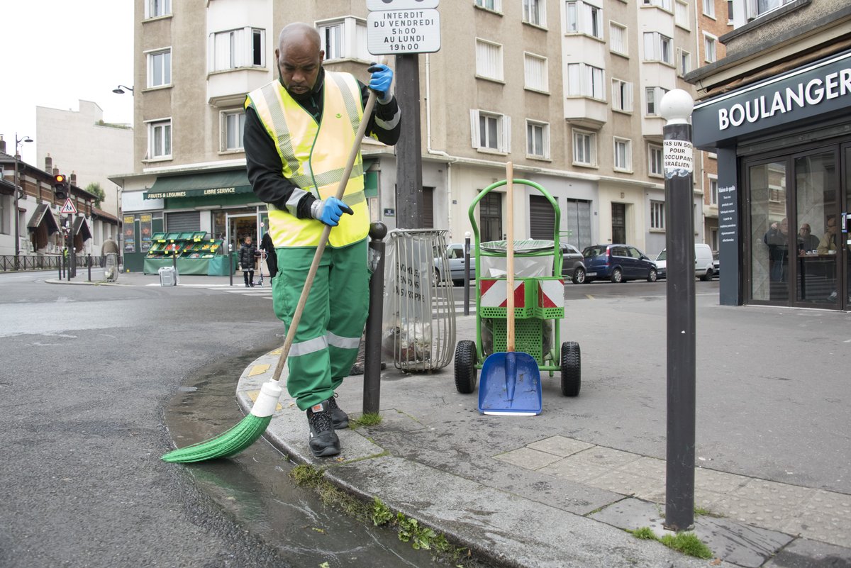 150 ans plus tard, le réseau d'eau non potable nous est encore très utile pour : - Nettoyer les caniveaux, chaussées, trottoirs et curer les égouts- Arroser une partie des jardins, les bois, les jeunes arbres- Alimenter les lacs, rivières et bassins des parcs et des bois.