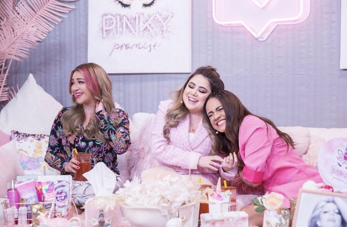 Sarisa_Fer's tweet photo. Las envinadas en @pinkypromisetv son @lacotorrisa en @elfrascomx pero en rosa 💕@MarianabotasL @DannyLujan @Segura_Jessica @karladiazOF @ricardomedijo @slobotzky_ @MauNieto @Torres_Roman_ https://t.co/eI1GOE121T