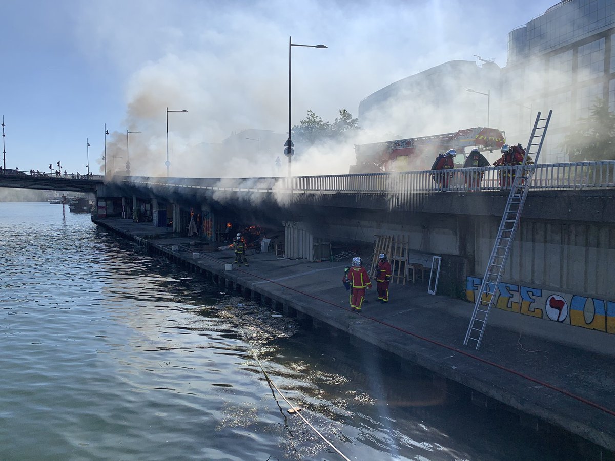 3ème incendie en un an sous le pont de billancourt… probablement  criminel comme les précédents… et pendant ce temps <a href="/Ville_BoulogneB/">Ville de Boulogne-Billancourt</a> <a href="/haropaport/">HAROPA PORT</a> et <a href="/hautsdeseinefr/">Département des Hauts-de-Seine</a> font comme si de rien n’était…