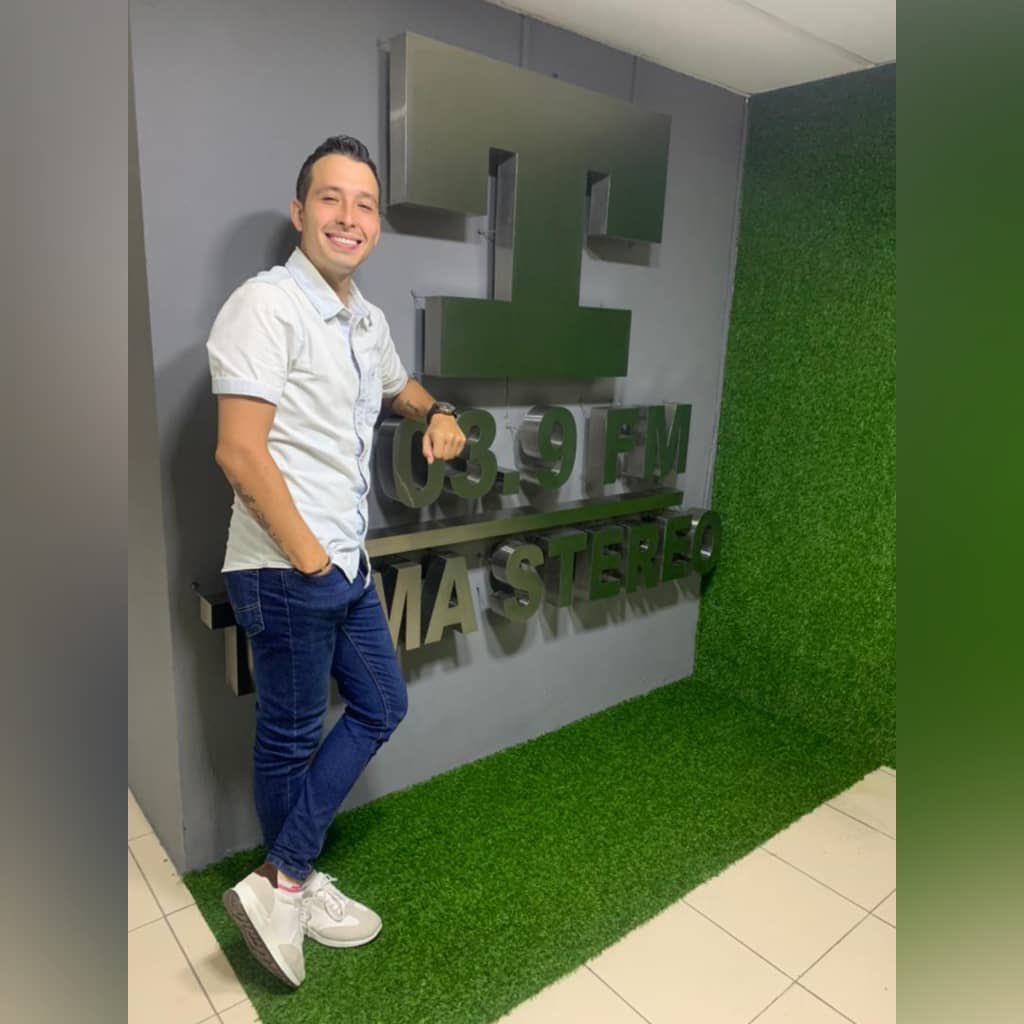 A la gente de twitter le presento mi nueva casa donde haremos <a href="/ElShowDeLosFeos/">El Show de los Feos</a> de 7:00 am a 9:00 am 👏🏻📻 en <a href="/tamastereo/">tama stereo</a> 103.9 fm 🎙.