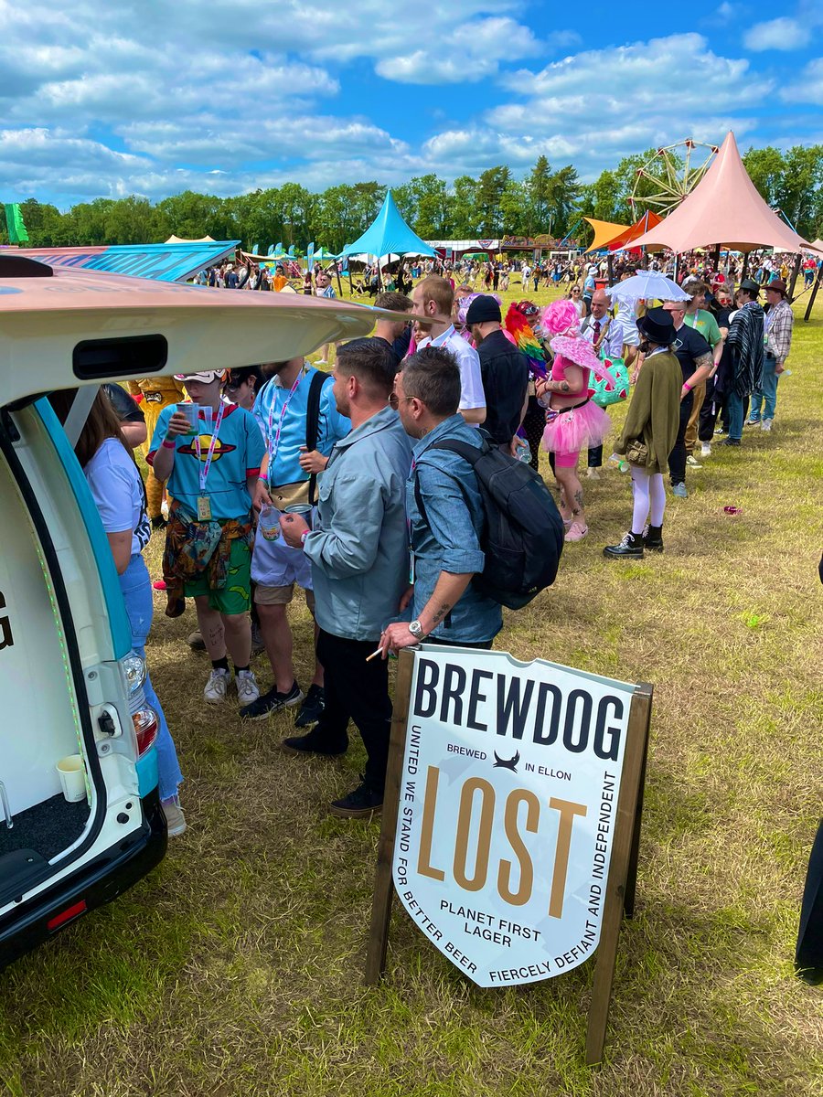 Serving up the good people of <a href="/theLOUNGERS/">The Lounges</a> some cold ones!! Hats off to Loungers team….. Loungefest is a hell of a festival!!