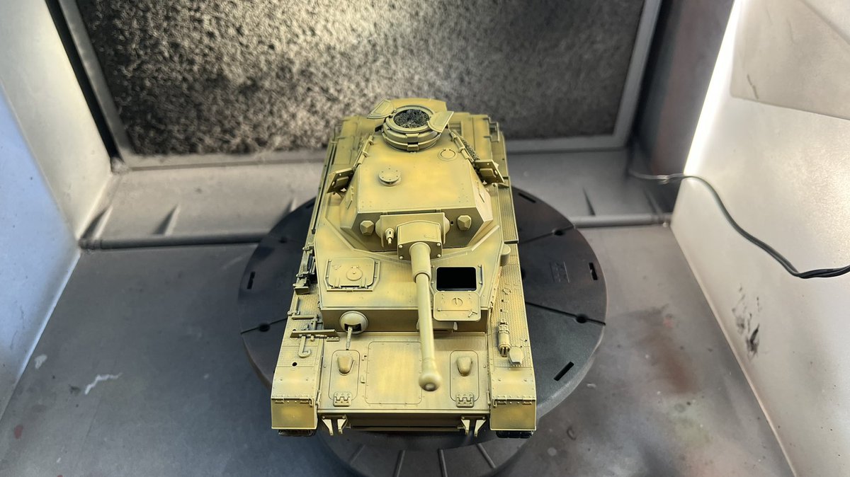 ScaleAussie's tweet photo. Started on the painting of the Panzer IV, @smspaints German Sand Yellow with a couple of coats of flat clear to seal it all in, now to add decals and start the weathering.
#smspaints #panzeriv #germanarmor #135model #aussiescalemodels https://t.co/4b9RflmzUb