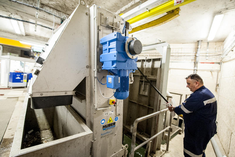 L'idée : prélever de l'eau dans le Canal de l'Ourcq et dans la Seine, la stocker dans des bassins, et la distribuer dans des canalisations qui alimentent tout Paris. Cette eau n'est pas traitée comme le serait l'eau potable. Ci-dessous, la très discrète usine de la Villette 