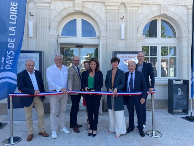 julienbainvel's tweet photo. Signature de la convention TER, inauguration du pôle d'échange multimodal et de la gare de Clisson rénovée : un après-midi sous le signe des mobilités. Ravi d'accompagner @C_MORANCAIS dans ces beaux projets au service de nos concitoyens https://t.co/zA2dbFjhp7
