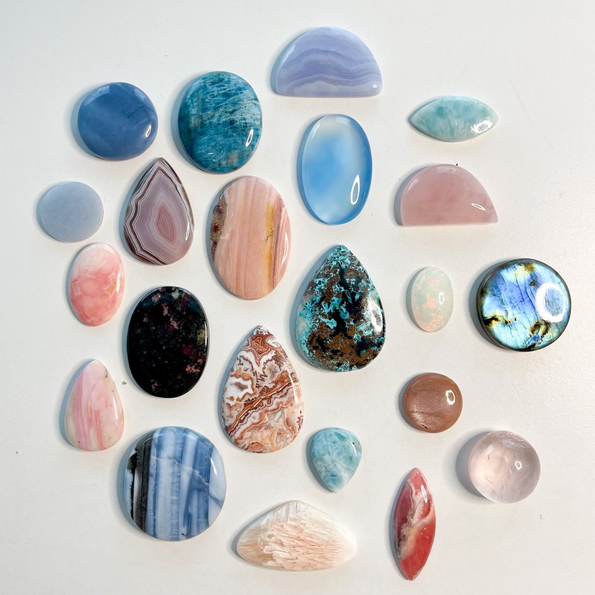 mildhippie's tweet photo. the crystals    🌸🌊💗      the pendants

“pink shores” collection coming to my shop this Friday, June 17th at 4pm est https://t.co/o2Oj8GCffW