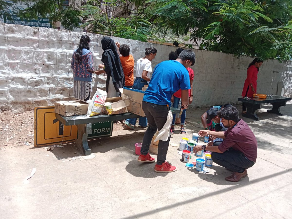SWRRLY's tweet photo. Catch a glimpse of beautifully painted walls of  #Malleswaram Railway station by students of St. Claret College, Bengaluru.
PC: Shri Ajay Singh https://t.co/5sizMc13Yv