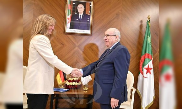 AYMENME_DR's tweet photo. Le ministre des Affaires étrangères et de la Communauté nationale à l’étranger, Ramtane #Lamamra, a reçu, lundi à Alger, la ministre adjointe aux Affaires étrangères de la République fédérale d’Allemagne, Katja #Keul, en visite de travail en #Algérie. https://t.co/dEE0N4XNRJ
