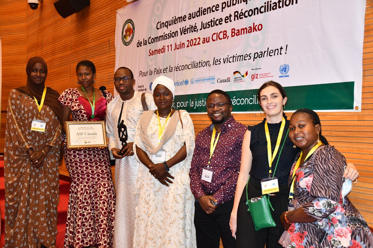 C'est avec fierté que nous avons reçu des associations des victimes présentes à l'audience un certificat de reconnaissance et un chiwara, symbole du travail, pour notre soutien et contribution à la participation des victimes au processus de justice transitionnelle au #Mali. 

2/3