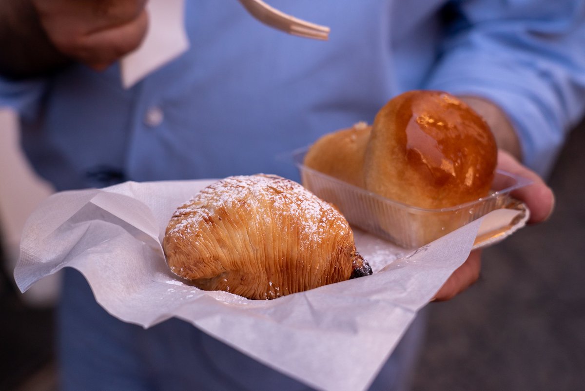 Dag 2: meet Luciano, deze food photographer toonde Naples van haar beste kant. Niet alleen kent hij bijna elke ‘pizzaiolo’ (pizzamaker) van Naples, hij bracht ons ook naar de plekken die je volgens hem gezien en geproefd moet hebben om verliefd te worden op Naples. #ODG2022Napoli