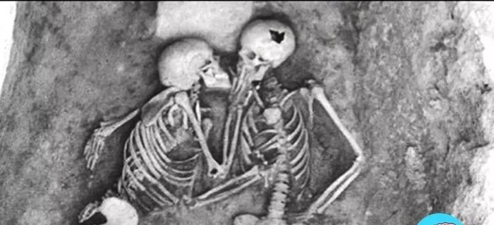Los amantes de Hasanlu murieron alrededor del año 800 A.C y fueron descubiertos en 1972...Murieron en lo que parece ser un abrazo o beso 😘 y permanecieron así durante casi 2800 años. 😍😁
PD:El amor después de la muerte si existe💘
#YoQuieroUnAmorAsi
#Curiosity